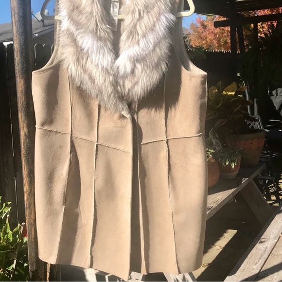 Chico’s 2 Carmel Suede Faux Fur Collar Vest - Picture 3 of 10